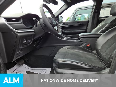 Used 2025 Jeep Grand Cherokee Altitude AWD/4WD image 4