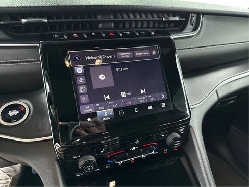 Used 2024 Jeep Grand Cherokee L Altitude image 14