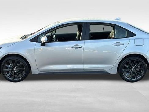 Used 2025 Toyota Corolla SE FWD image 4