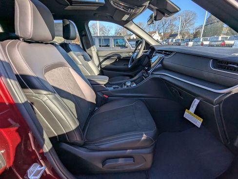 New 2025 Jeep Grand Cherokee L Altitude image 23