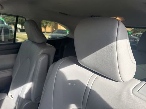 Used 2023 Toyota Highlander XLE image 8