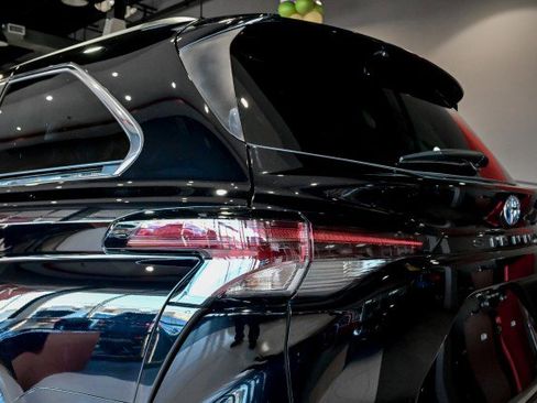 Used 2023 Toyota Sienna XLE image 12