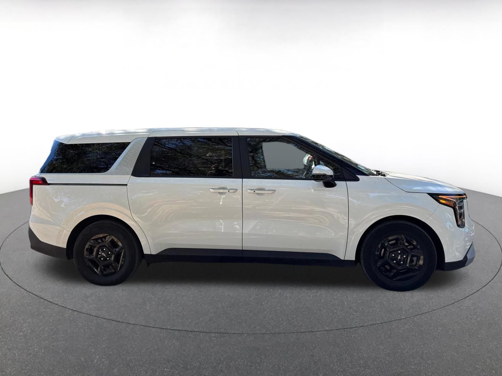 Used 2026 Kia Carnival FWD image 9
