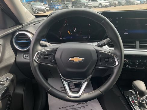 Used 2025 Chevrolet Trax LT w/ LT Convenience Package FWD image 36