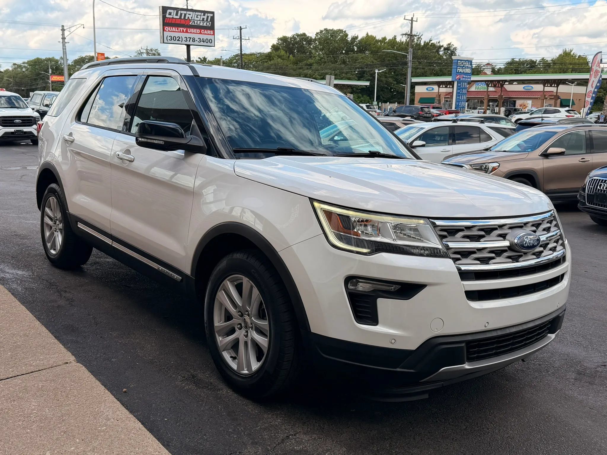 Used 2018 Ford Explorer XLT w/ Equipment Group 202A AWD/4WD image 4