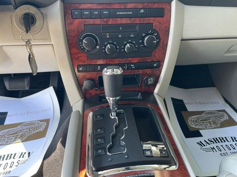 Used 2007 Jeep Commander Limited w/ Trailer Tow Group IV AWD/4WD image 30