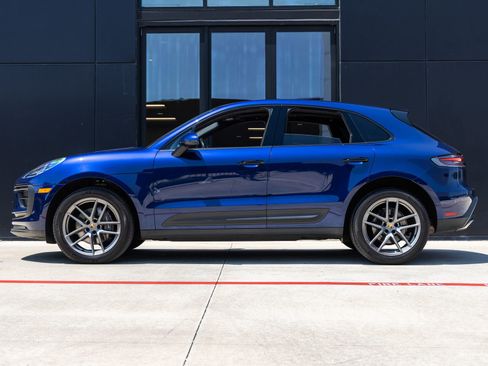 Certified 2022 Porsche Macan AWD/4WD image 2