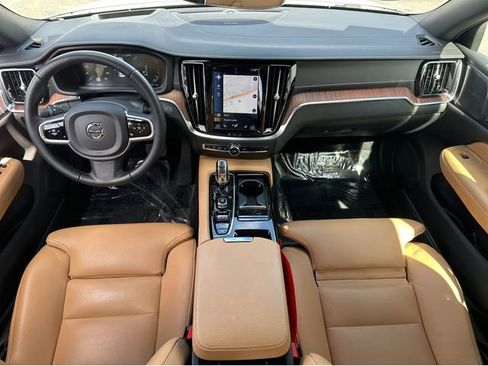 Used 2019 Volvo S60 T8 Inscription image 18