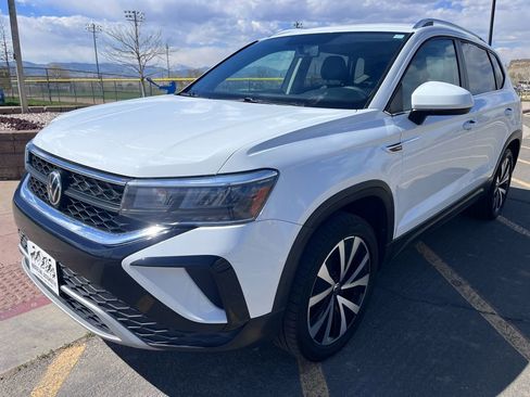 Used 2022 Volkswagen Taos SE image 1