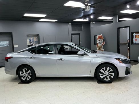 Used 2023 Nissan Altima 2.5 S FWD image 9