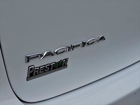 Certified 2024 Chrysler Pacifica Touring-L image 30