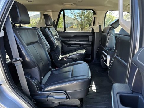 Used 2022 Ford Expedition XLT image 18