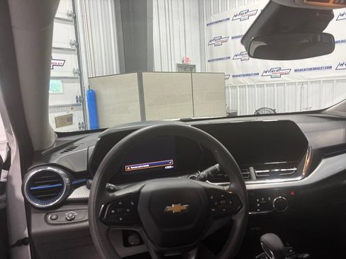 Used 2025 Chevrolet Trax LT FWD image 2