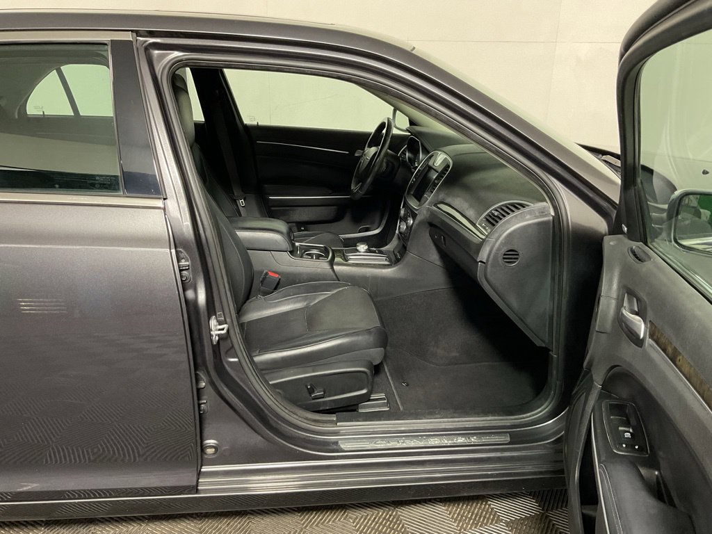 Used 2019 Chrysler 300 Limited AWD/4WD image 37