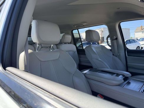 Used 2024 Jeep Wagoneer Series II w/ Flexible Seating Group AWD/4WD image 11