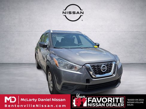 Used 2019 Nissan Kicks S FWD image 1