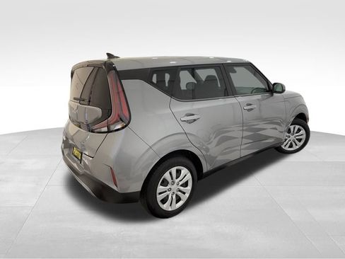 Used 2023 Kia Soul LX image 5