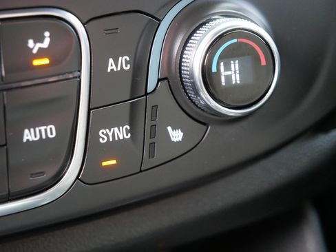 Used 2023 Chevrolet Traverse LT image 31