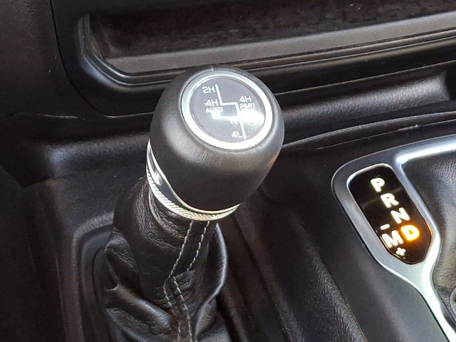 Used 2024 Jeep Wrangler Unlimited Sahara w/ Technology Group AWD/4WD image 18