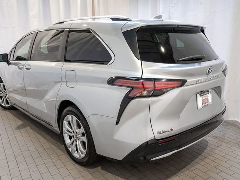 Used 2022 Toyota Sienna Platinum image 4