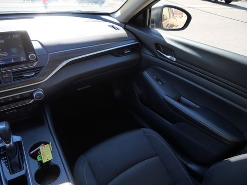 Used 2025 Nissan Altima 2.5 SV FWD image 11