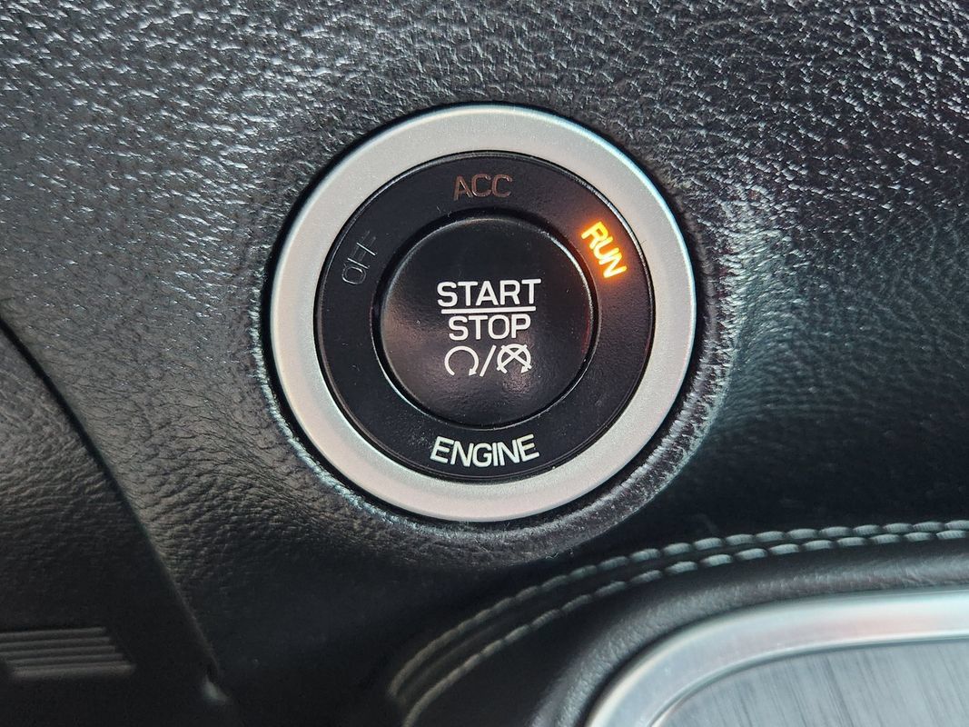 Used 2015 Dodge Challenger SXT w/ Driver Convenience Group RWD image 25