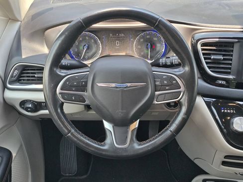 Used 2020 Chrysler Pacifica Touring-L FWD image 7