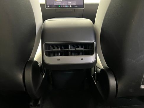 Used 2023 Tesla Model Y Performance image 9