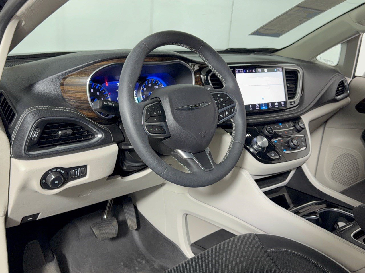 Used 2024 Chrysler Pacifica Limited FWD image 4