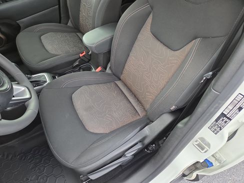 Certified 2023 Jeep Renegade Latitude AWD/4WD image 14