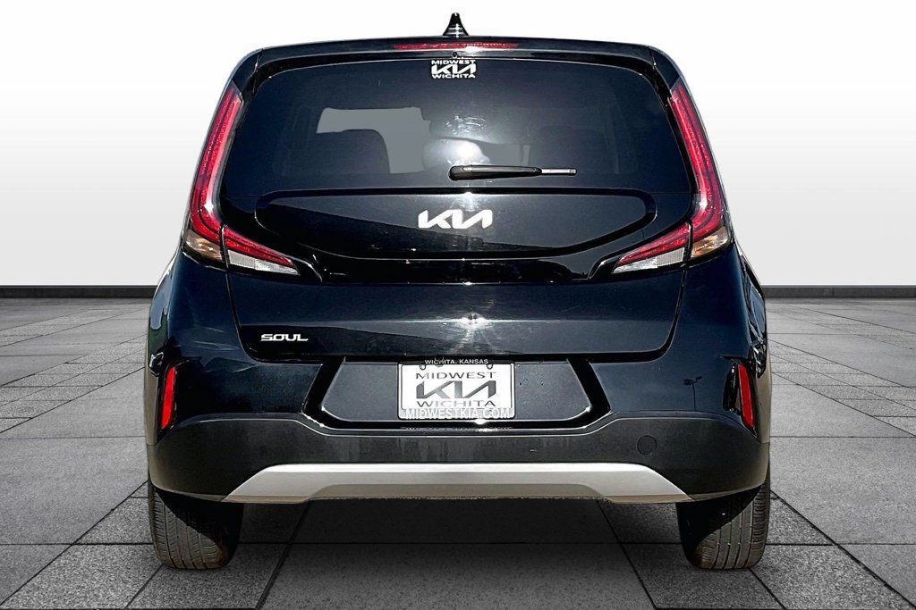 Used 2025 Kia Soul LX w/ LX Technology Package FWD image 4