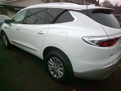 Used 2023 Buick Enclave Essence image 4