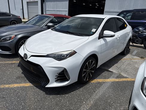 Used 2018 Toyota Corolla SE FWD image 2