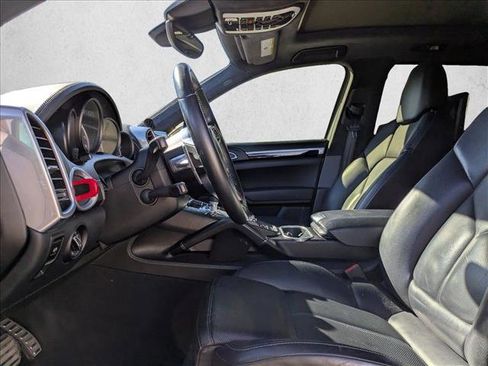 Used 2017 Porsche Cayenne Turbo image 10