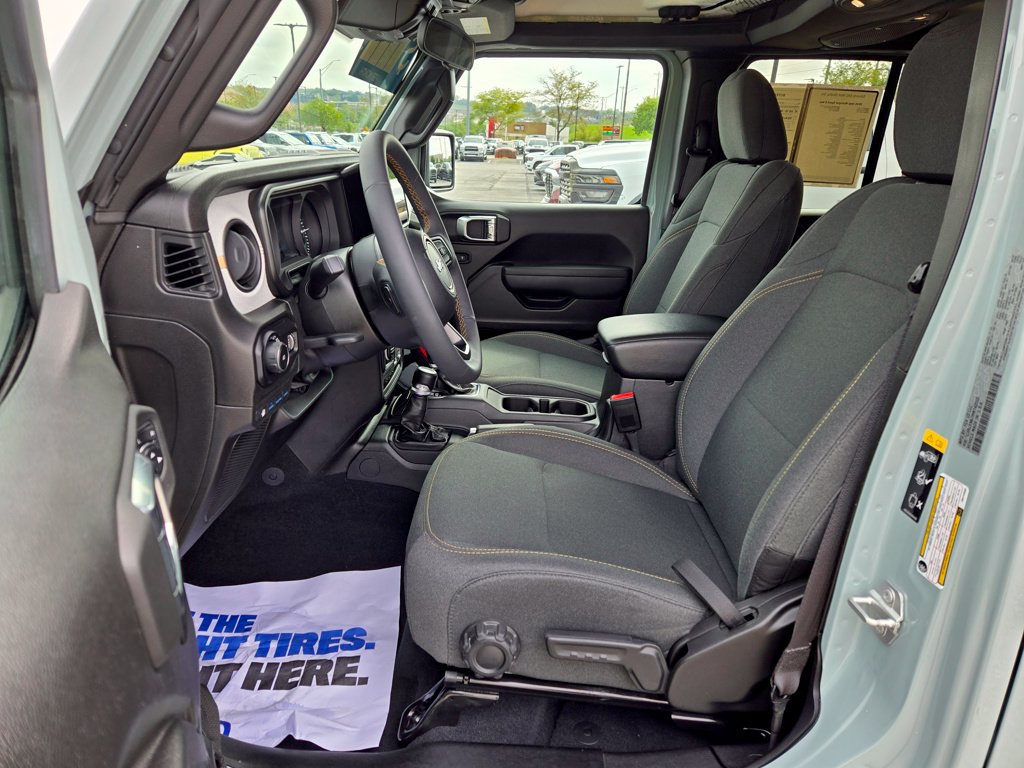 Used 2024 Jeep Wrangler Unlimited AWD/4WD image 15
