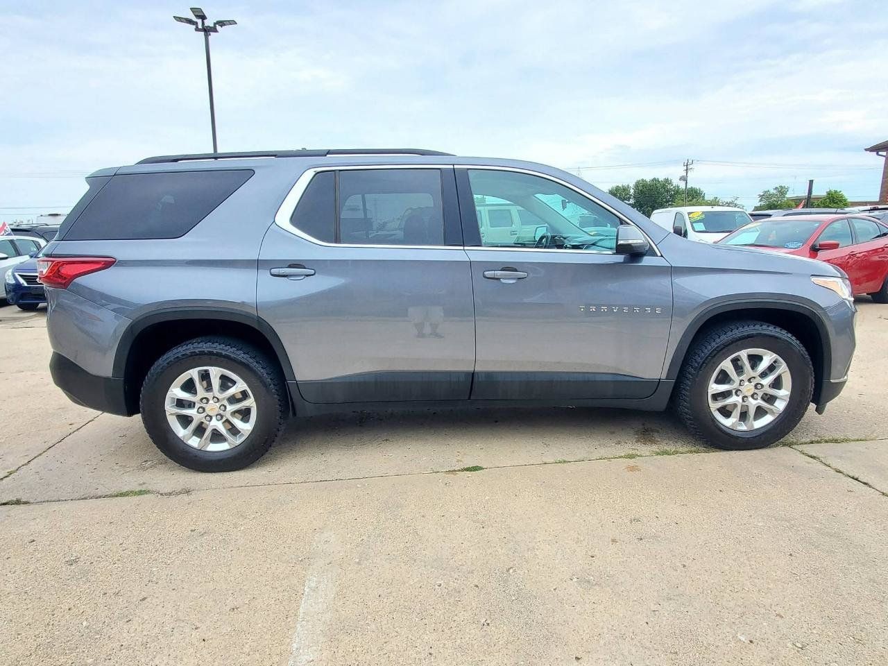 Used 2021 Chevrolet Traverse LT w/ LPO, Cargo Package FWD image 4