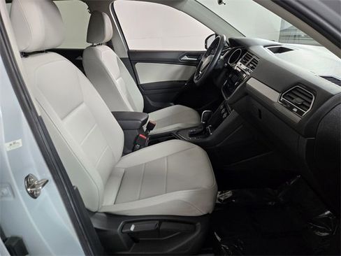 Used 2018 Volkswagen Tiguan SE w/ Panoramic Sunroof Package image 23