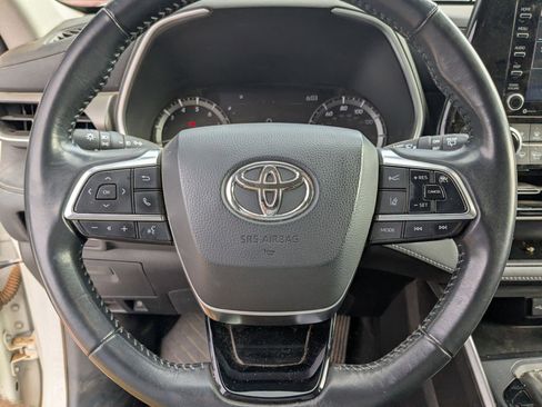 Used 2021 Toyota Highlander XLE AWD/4WD image 13