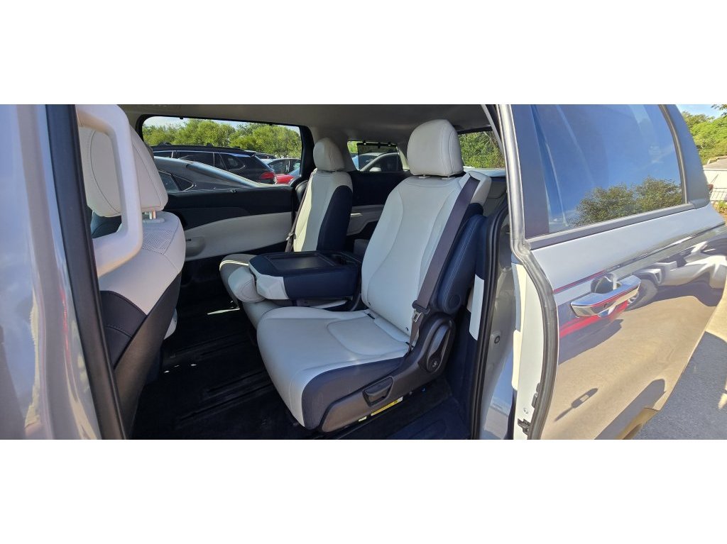 Used 2025 Kia Carnival EX FWD image 8