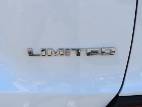 Used 2019 Jeep Cherokee Limited AWD/4WD image 8
