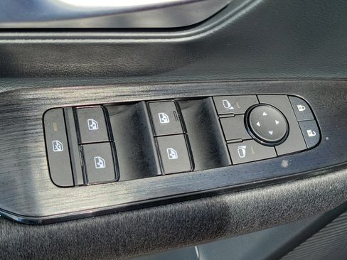 Used 2025 Nissan Kicks SV FWD image 33