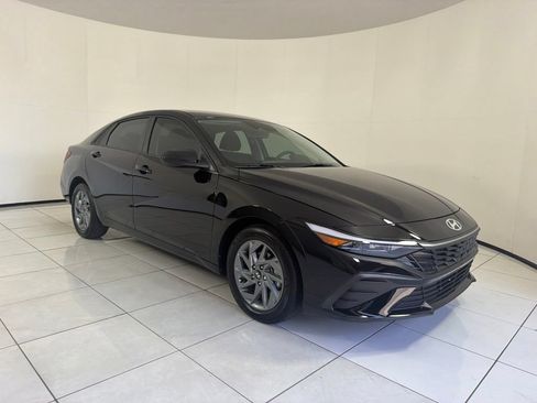 Used 2025 Hyundai Elantra Hybrid FWD image 3