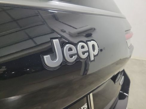 Used 2023 Jeep Grand Cherokee L Summit AWD/4WD image 10