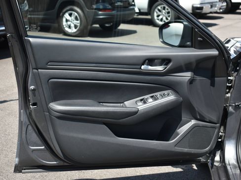 Used 2024 Nissan Altima 2.5 SV FWD image 12
