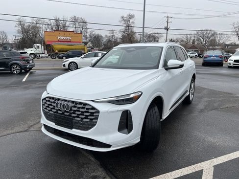 Used 2025 Audi Q5 Premium Plus w/ Premium Plus image 2