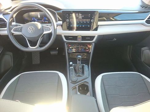 Certified 2025 Volkswagen Taos SE w/ Panoramic Sunroof Package image 15