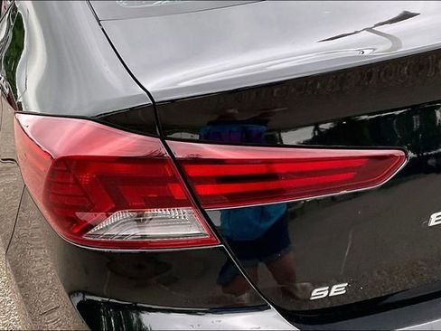 Used 2019 Hyundai Elantra SE FWD image 28