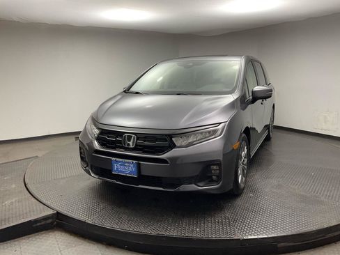Used 2025 Honda Odyssey Touring image 3