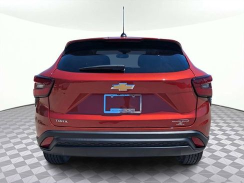 Used 2024 Chevrolet Trax LS w/ LS Convenience Package FWD image 4