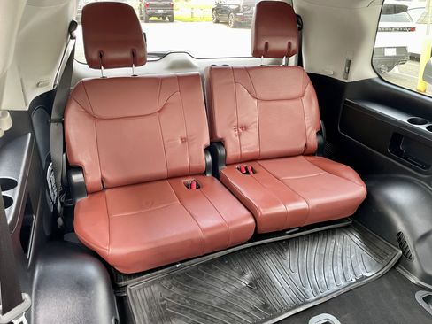Used 2019 Lexus LX 570 4WD w/ Luxury Package image 34